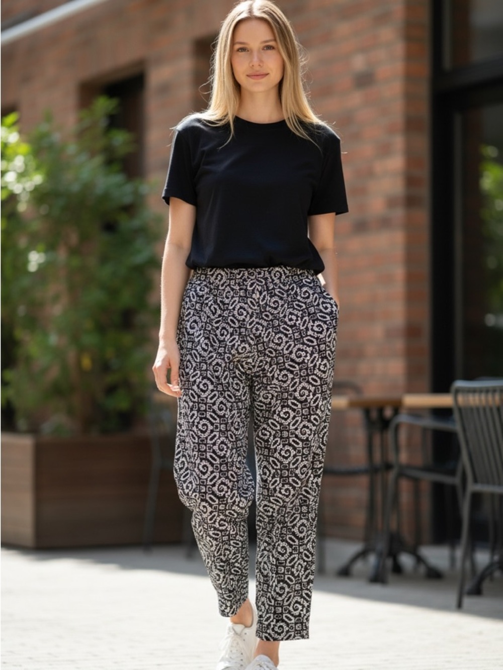 Ruby Rd. Crop Ankle Pants  Sz 6 Women’s Black and White Geometric Design Zip